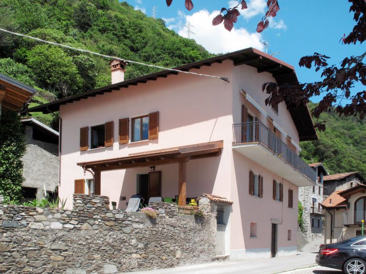 San Carlo Apartment | 2 bedroom Apartment, sleeps 4 in Gravedona with WiFi