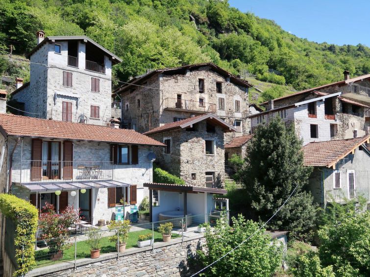San Carlo Villa | 2 bedroom Villa, sleeps 5 in Gravedona with Pool and WiFi