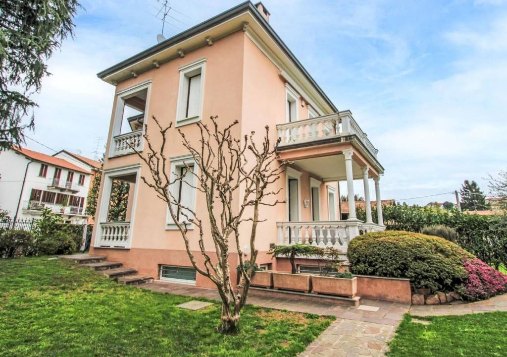 Castronno House | 250 m² House ∙ 5 bedrooms ∙ 10 guests