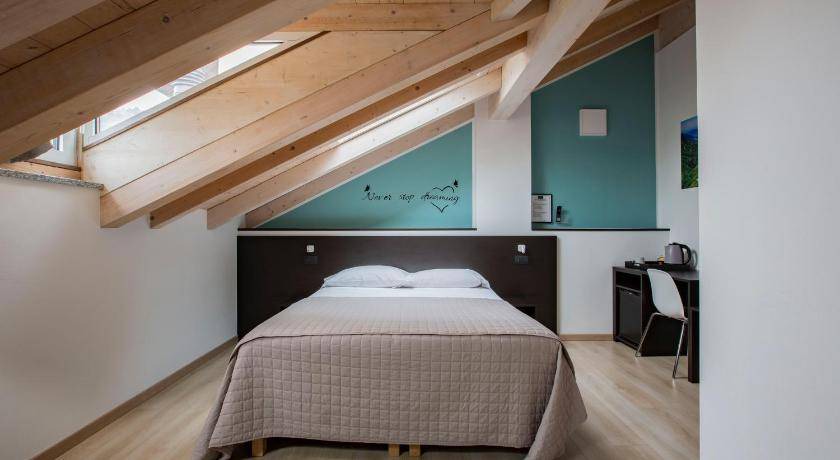 Albese con Cassano Bed & Breakfast | 30 m² Bed and breakfast ∙ 3 guests