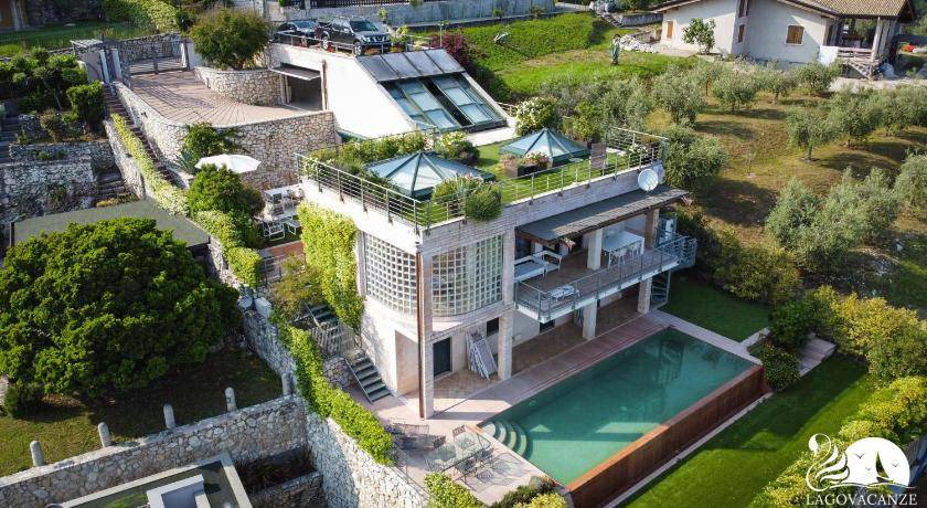 Villanuova sul Clisi Villa | 350 m² Villa ∙ 4 bedrooms ∙ 14 guests