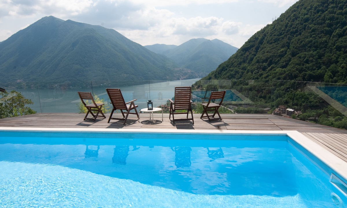 Dizzasco Villa | 5 bedroom luxury villa with stunning lake views & private pool, 3 mins from lake