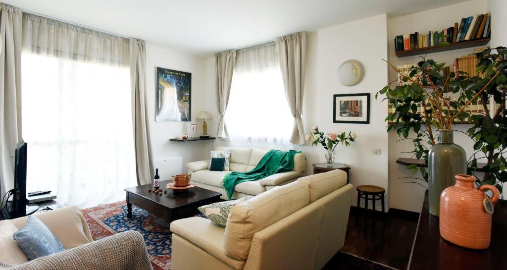 Giambellino Apartment | ALTIDO Victorian Apt for 2 with Balcony and free parking