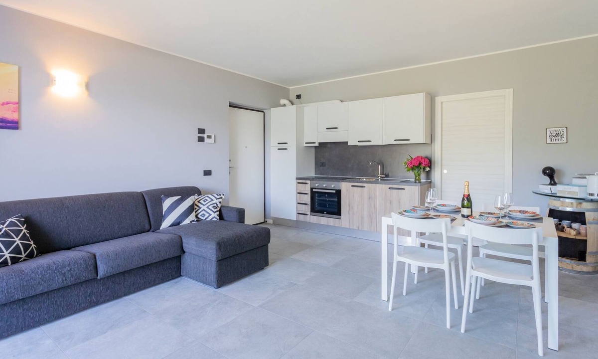 Calozzo Apartment | Anna's Lodge - One Bedroom Apartment, Sleeps 4