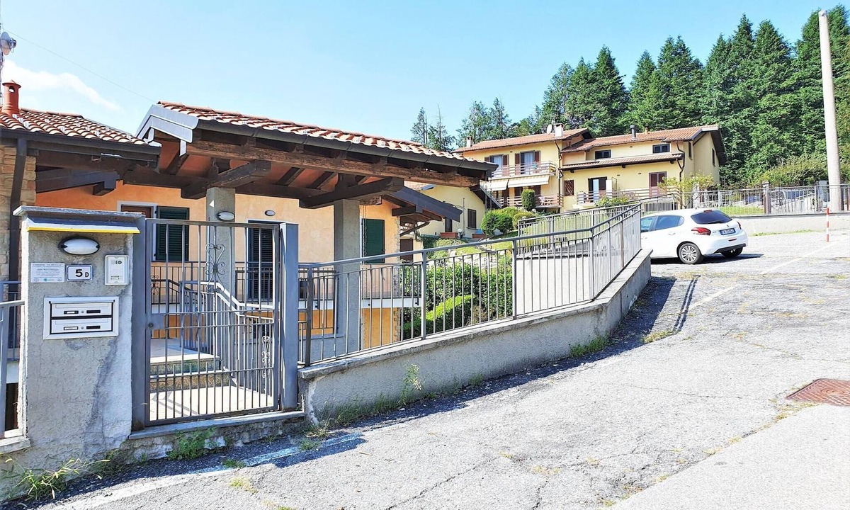 Montegrino Valtravaglia Apartment | Apartment in Bosco with Scenic Terrace