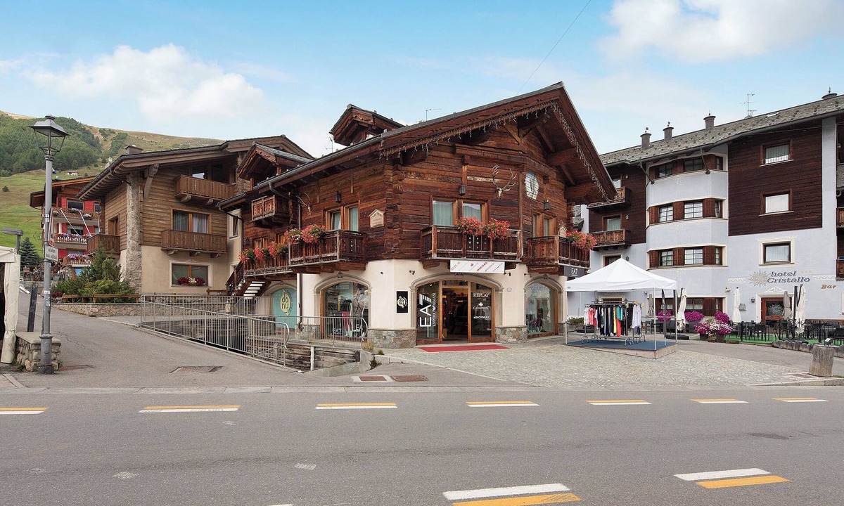 Livigno Apartment | Apartment 'Chalet Picchio Trilocale' with Mountain View, Balcony and Wi-Fi