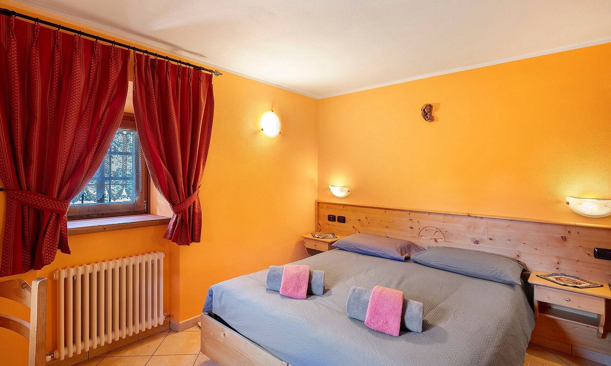 Livigno Ski Chalet | Apartment 'Devislong' with Mountain View, Shared Garden and Wi-Fi
