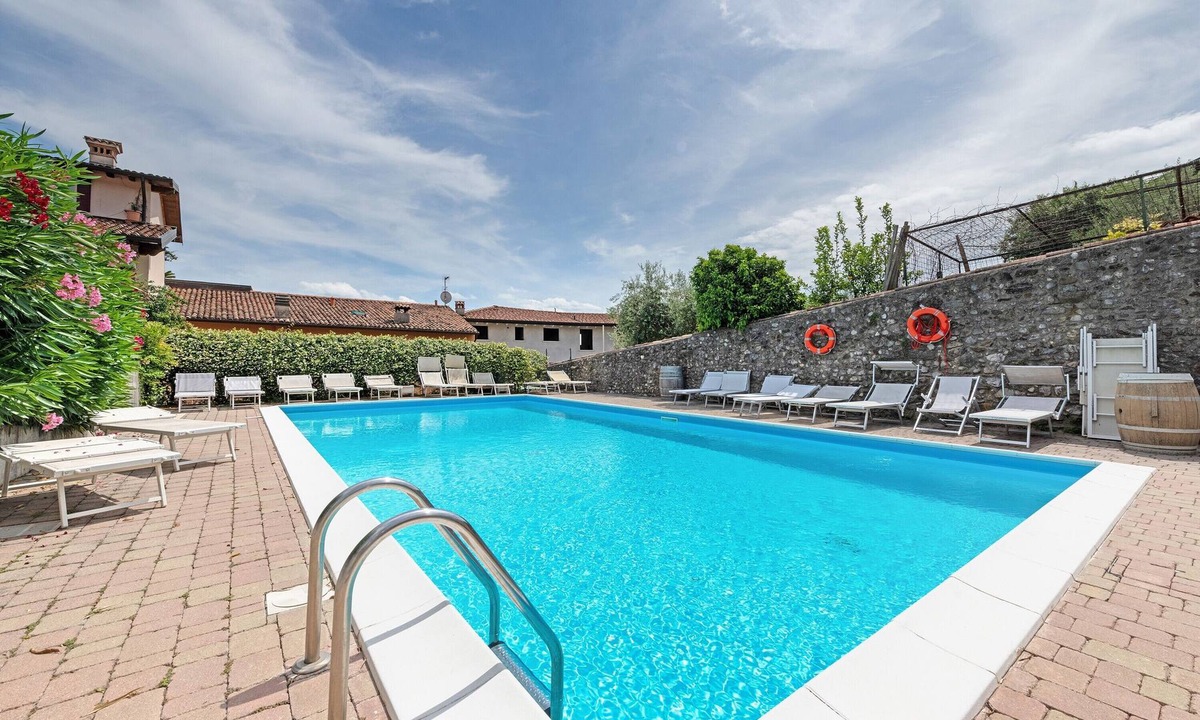 Polpenazze del Garda Apartment | Apartment 'Olaf' with Lake View, Wi-Fi and Air Conditioning