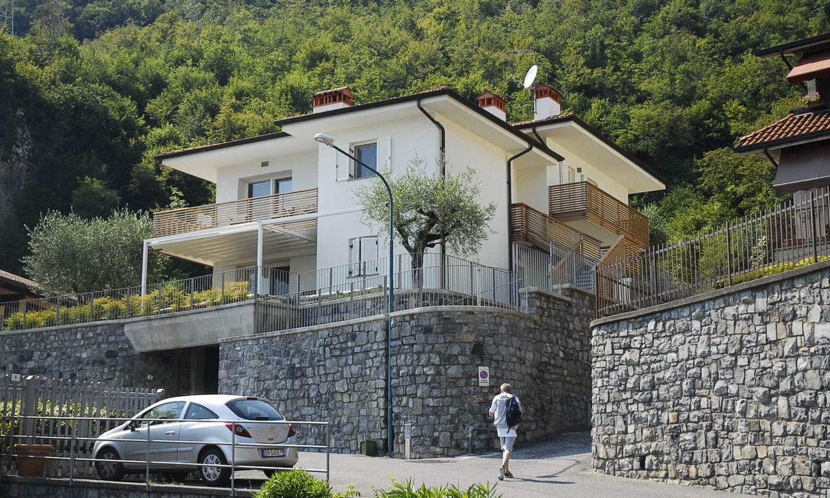 Lovere Apartment | Apartment on the 1st floor, detached, lake view, at the threshold of the forest.