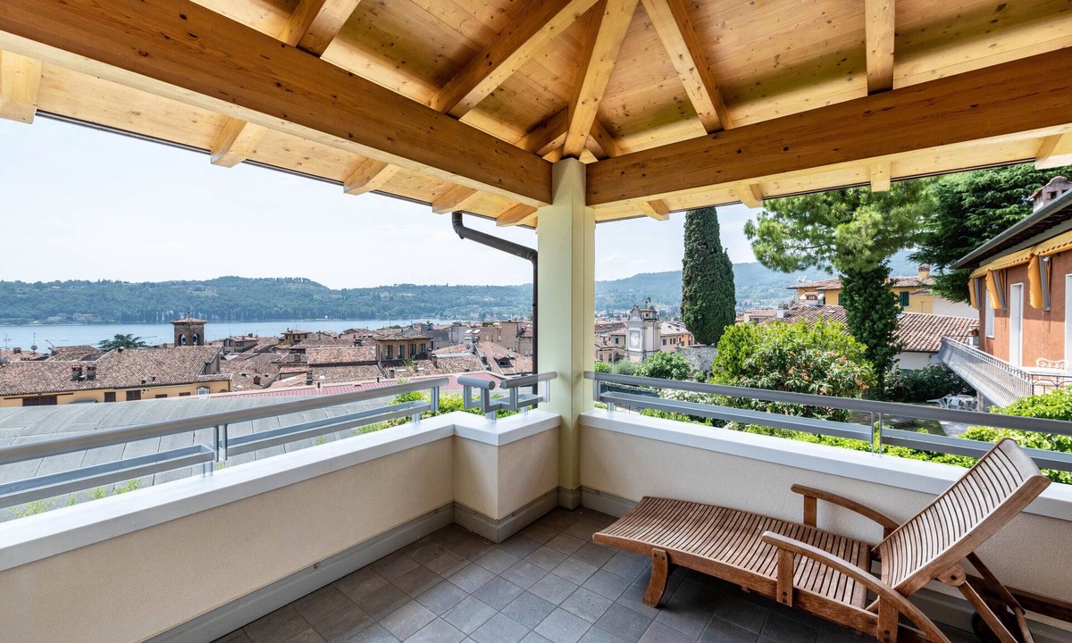 Salo Apartment | Apartment 'Rocchetta' with Lake View, Wi-Fi and Air Conditioning