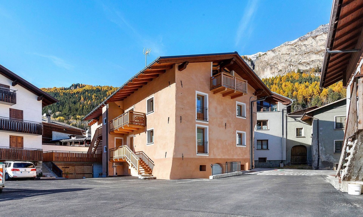 Isolaccia Apartment | Apartment Via Livigno with Mountain View, Balcony and Wi-Fi