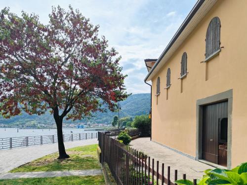 Paratico Apartment | AQUARAMA - private pool - Lakefront apartment end free parking
