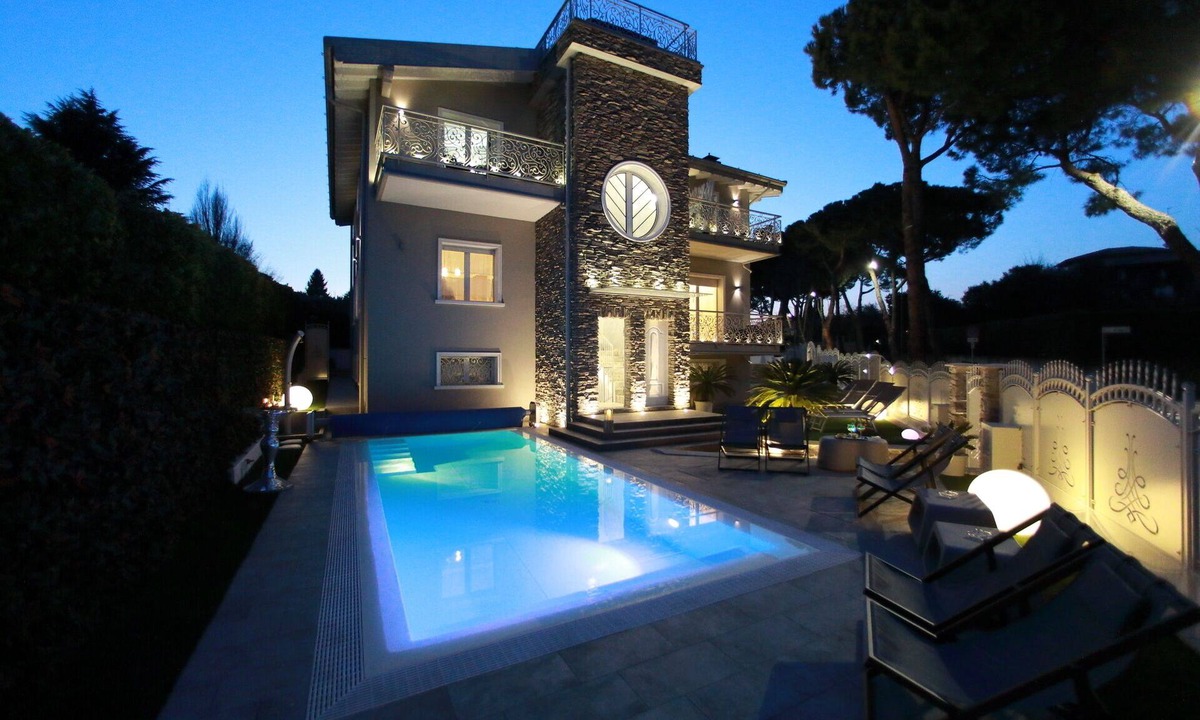 Desenzano del Garda Bed & Breakfast | B&B Bellavista Exclusive in zona centrale con piscina riscaldata e Jacuzzi vista lago LA COLAZIONE viene servita in una pasticceria rinomata ed esclusiva esterna alla struttura