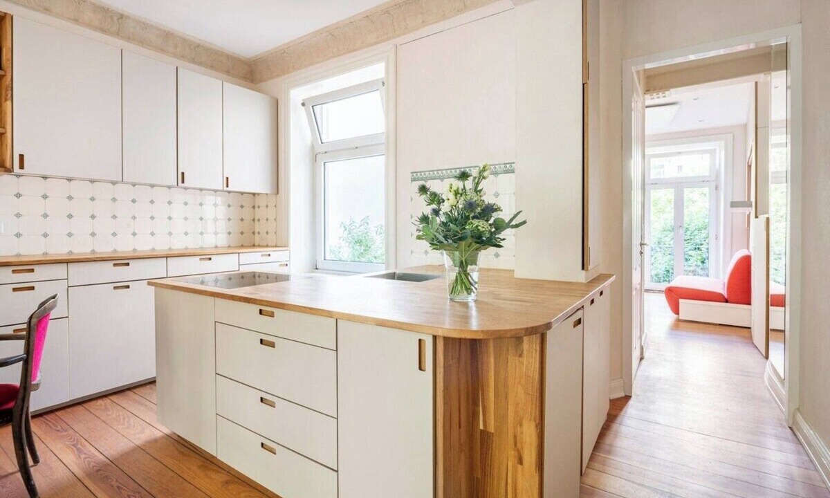 Altona-Nord Apartment | Bright, open-plan apartment in an old building