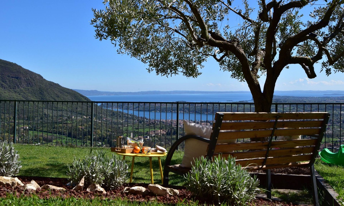 Villanuova sul Clisi Apartment | Casa Allegra: colorful flat with superb view