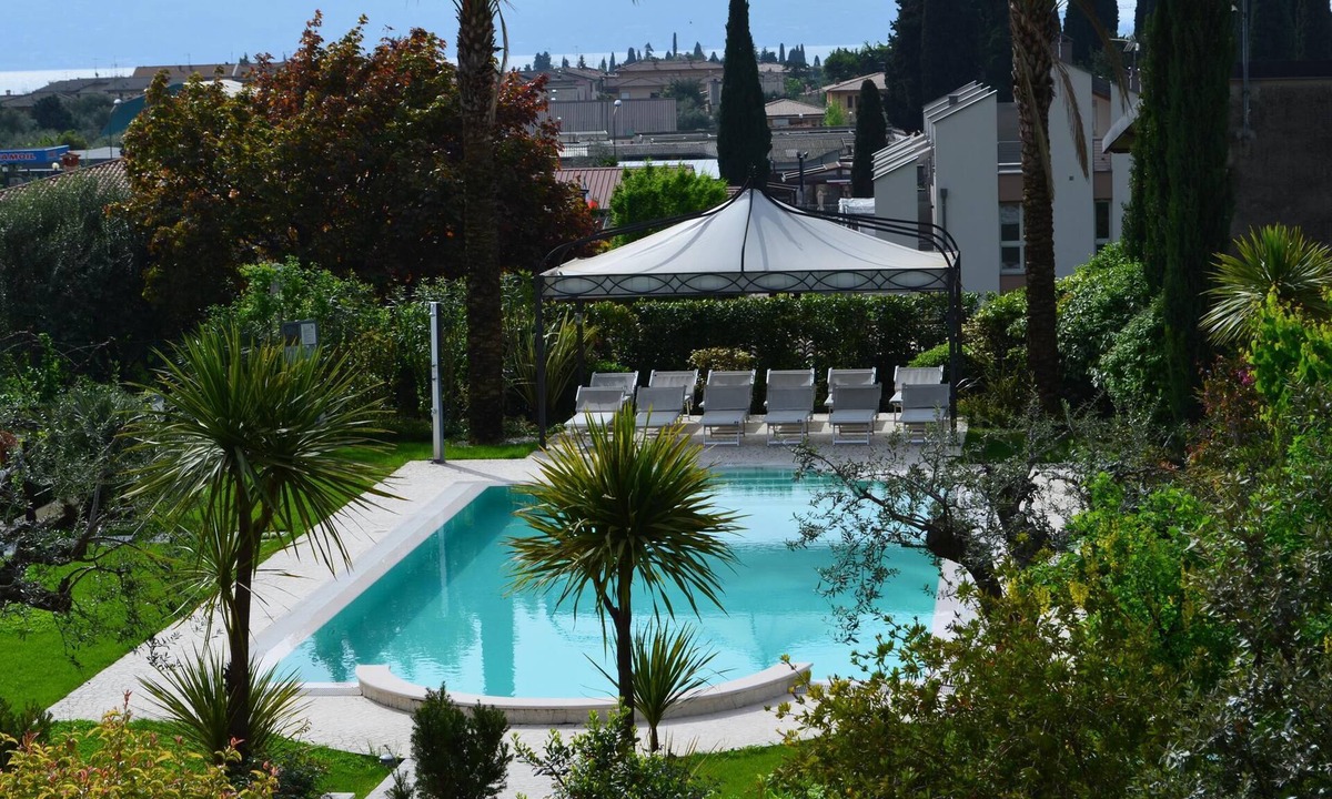 Toscolano Maderno Apartment | Casa dei Limoni: refined apartment in an ancient residence with swimming pool and solarium
