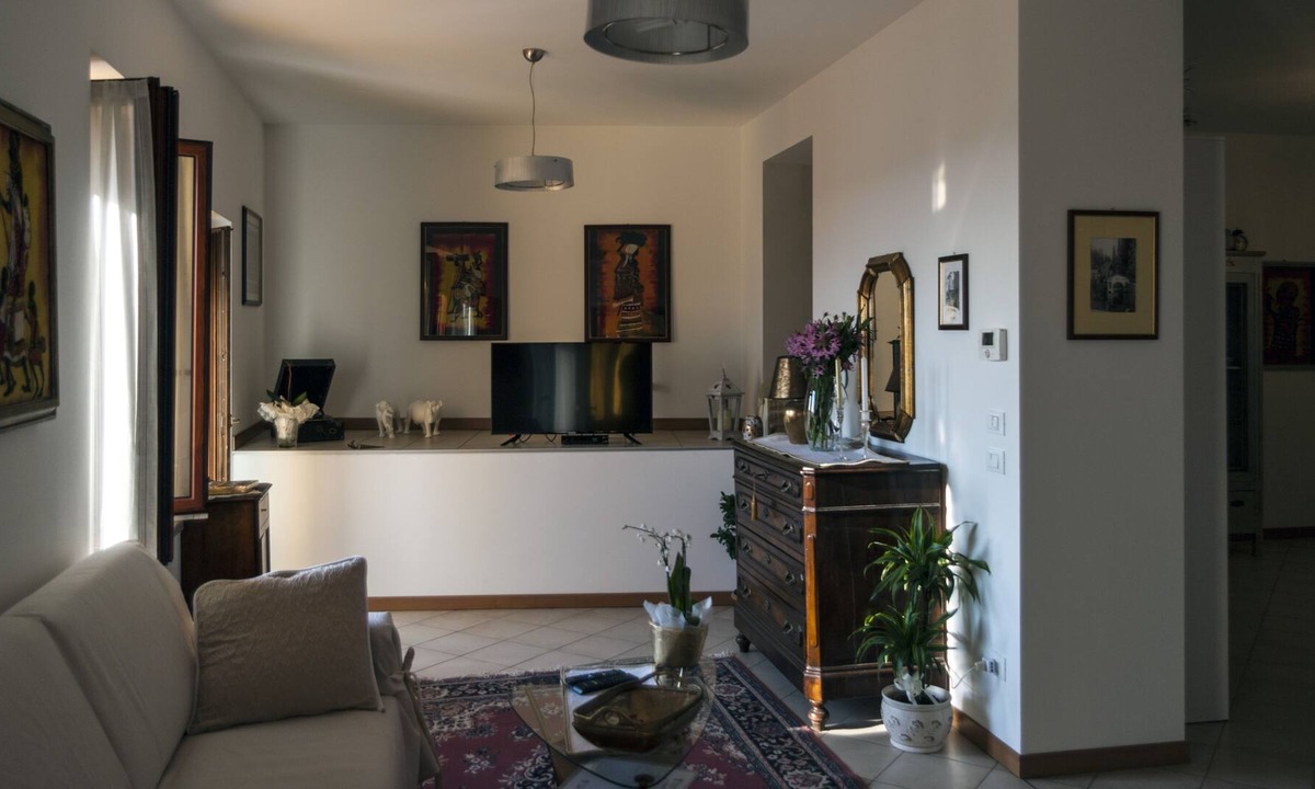 Gavardo Apartment | CASA DEL SOLE WHITE AND GOLD ROOM