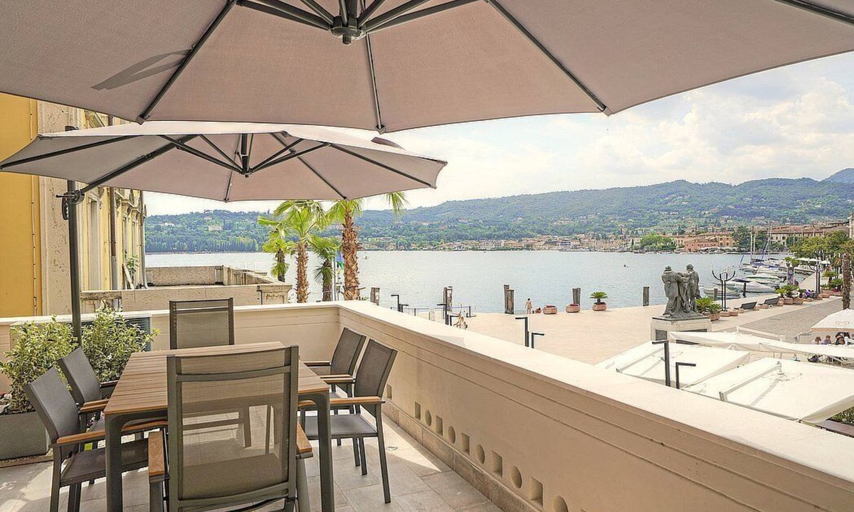 Salo Apartment | Casa Didia A: A spacious and welcoming apartment located on the lake promenade of Lake Garda, with Free WI-FI.