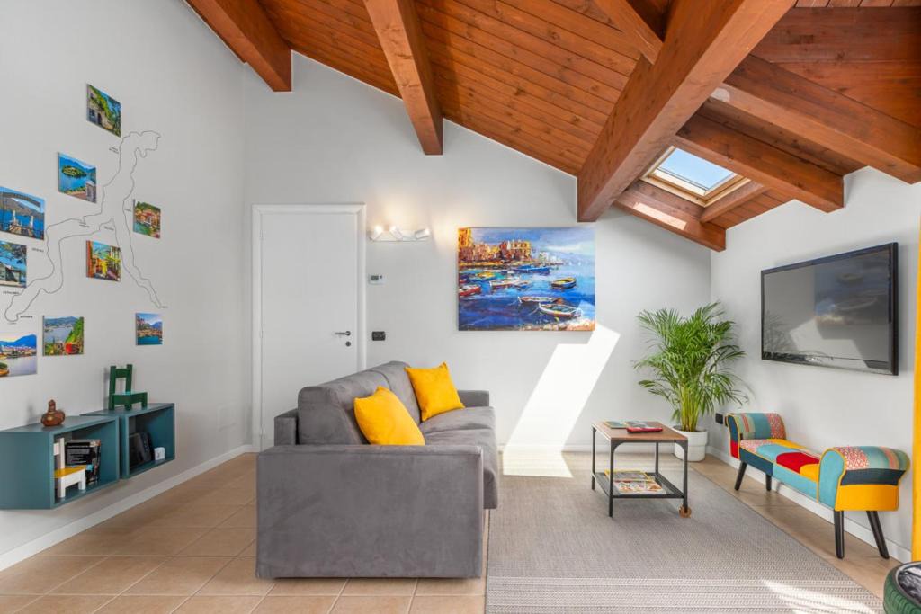 Bregnano Apartment | Casa Gialla 7a, New Apartment Milano&Como