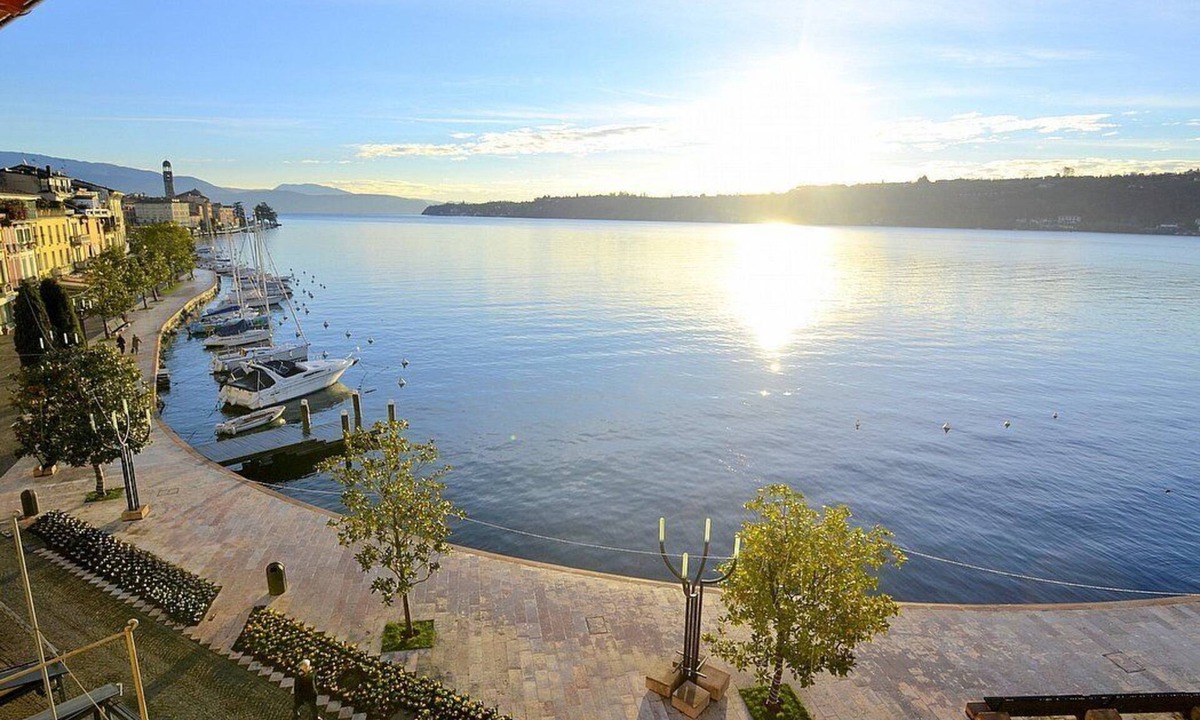 Salo House | Casa Nuvola: A bright and elegant apartment located on the lake promenade of Lake Garda.