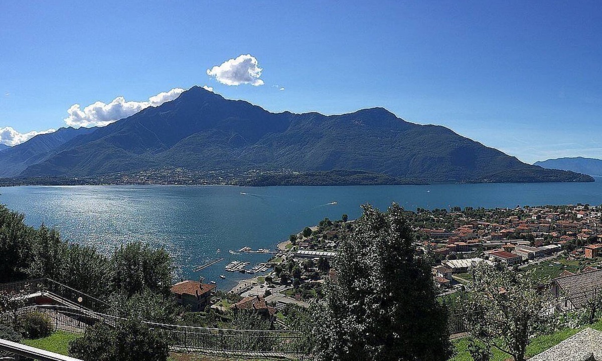 Vercana House | Casa Osmanto C: A cozy and welcoming apartment situated at a short distance from the shores of Lake Como, with Free WI-FI.