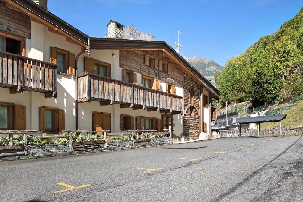 Chiesa in Valmalenco Apartment | Casa Vacanza La Rocca Bilocale