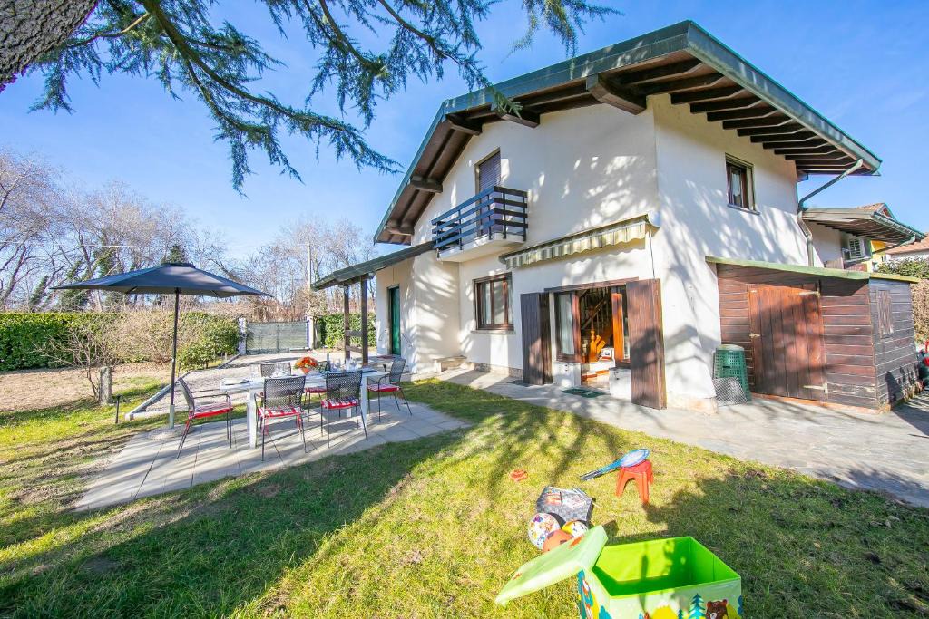 Angera House | Cedar House Villa Few Minutes From Lake - Happy Rentals