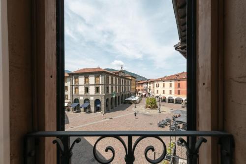 Iseo Apartment | Central square