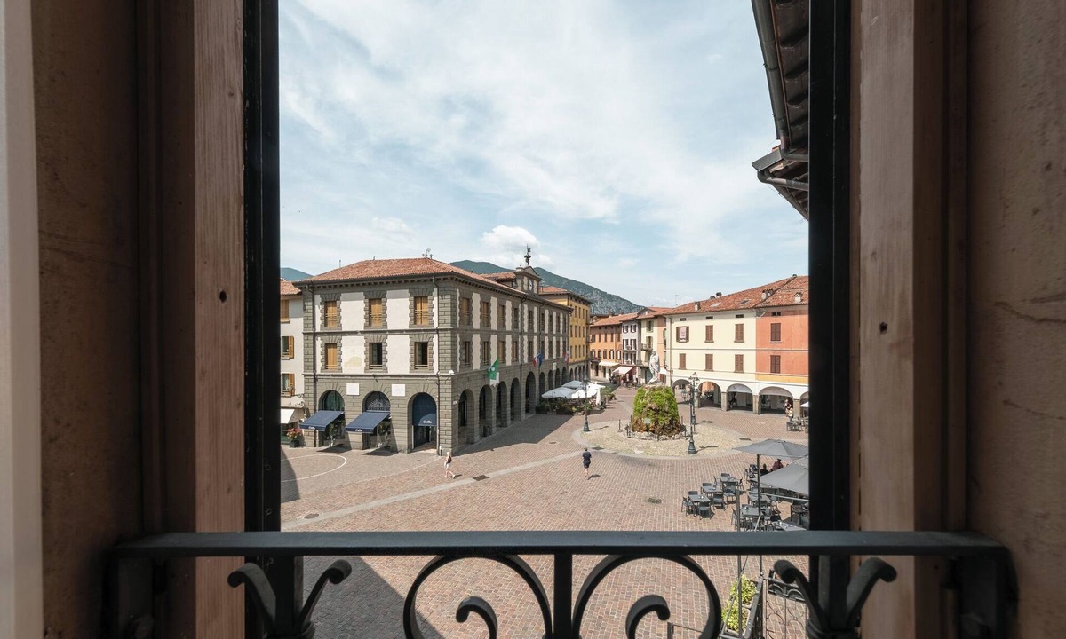 Iseo Apartment | Central square - One Bedroom Apartment, Sleeps 3
