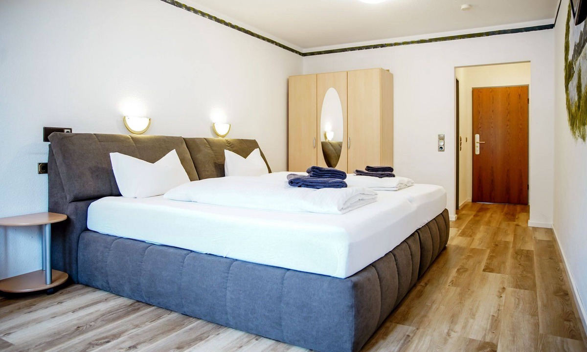 Zueschen Apartment | Comfortable and versatile room -perfect for relaxation, work and exchange