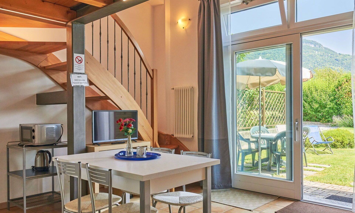 Dongo House | Cosy apartment in villa for 4 people with WIFI, A/C, TV, patio and pets allowed