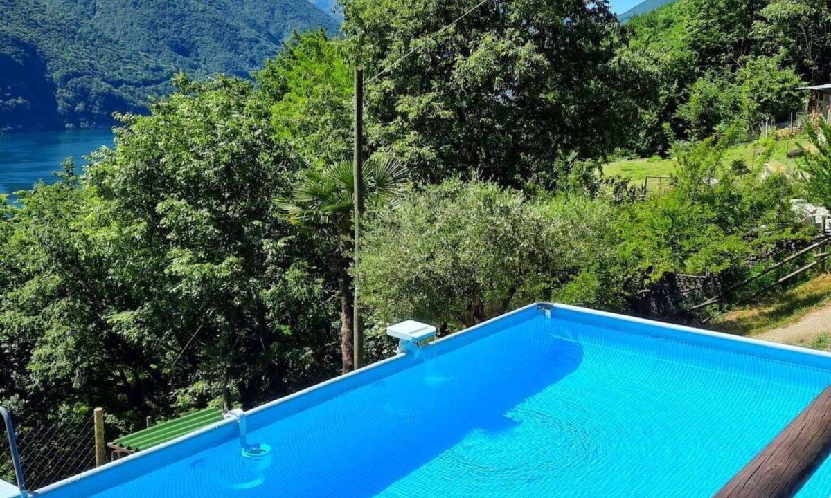 Porlezza House | Cosy apartment in villa for 4 people with pool, WIFI, TV, patio and pets allowed