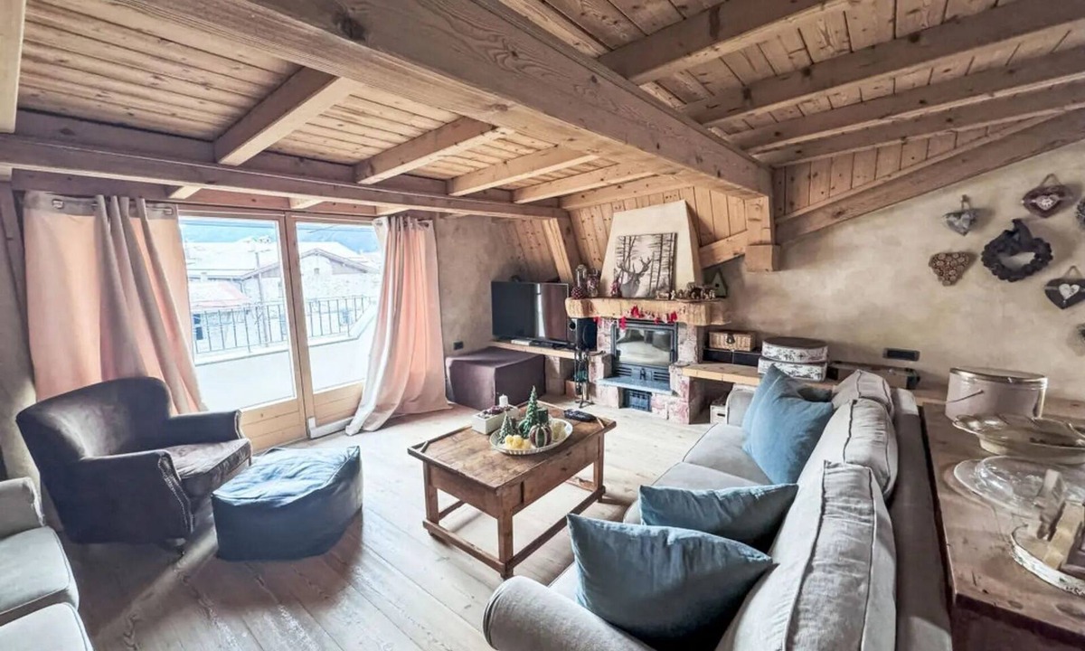 Bormio Apartment | Cozy attic room. WIFI, hot tub, balcony, pets allowed and parking space