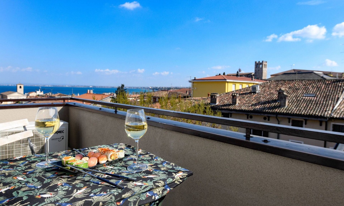 Desenzano del Garda Apartment | Desenzanoloft Smiling