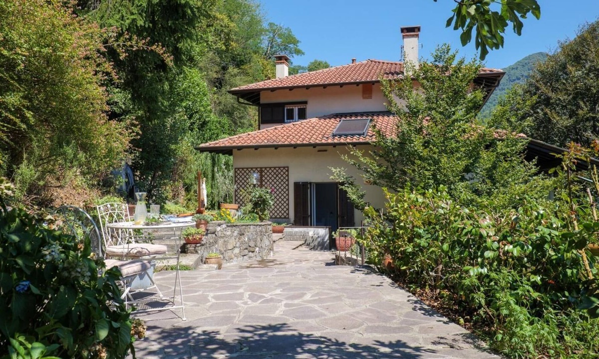 Laveno House | Detached 9½ room house with terrace, garden pond and fitness room