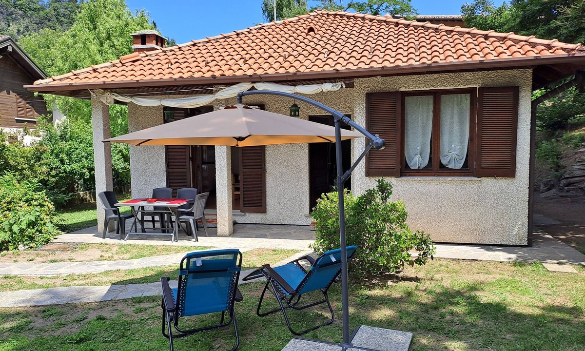 Magreglio House | Detached, cool, sunny and quiet cottage with large garden