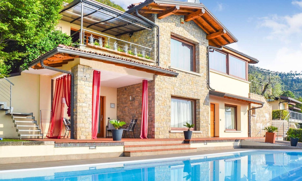 Villanuova sul Clisi Villa | Detached villa with stunning lake views and private pool