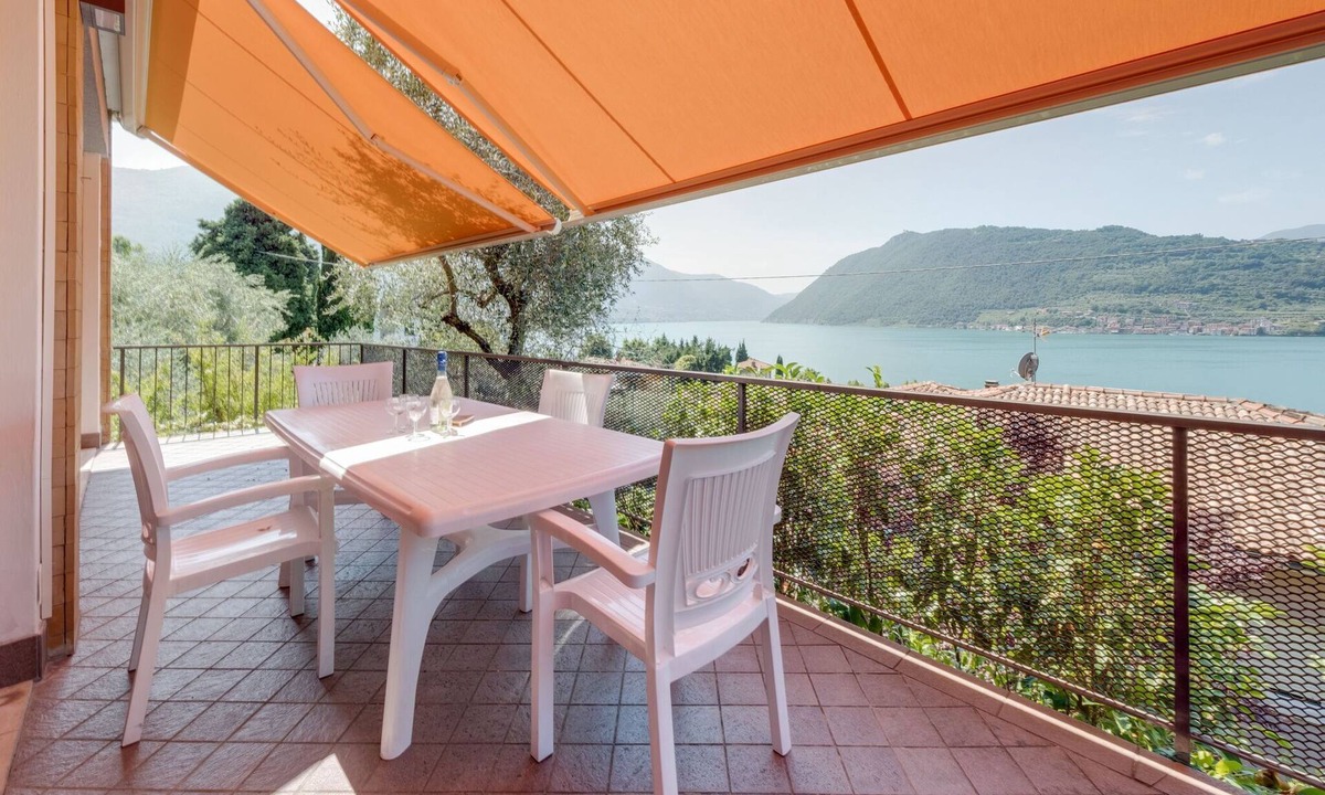 Sale Marasino Villa | Detached villa with garden a short distance from the lake