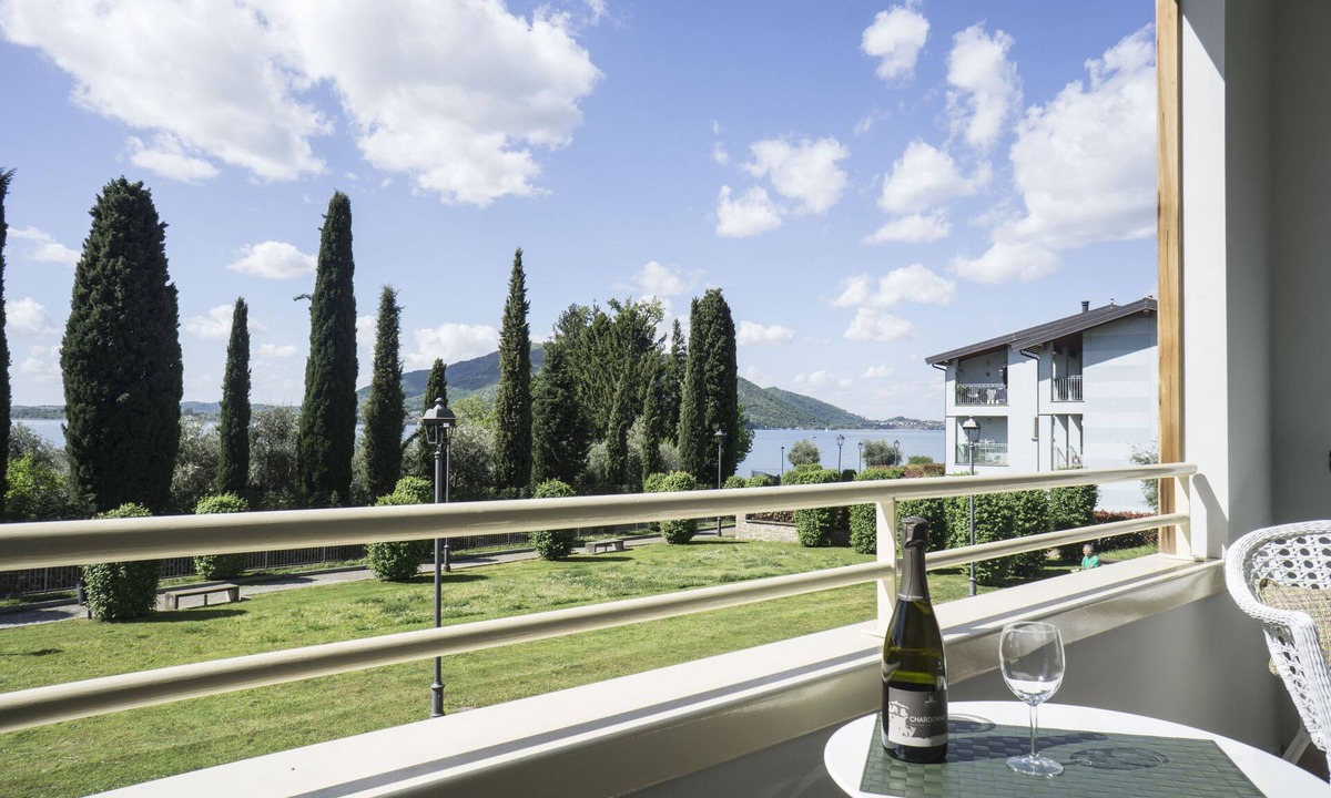 Predore Apartment | FIORDALISO apartment with terrace overlooking Lake Iseo, 4 beds, 2 bathrooms