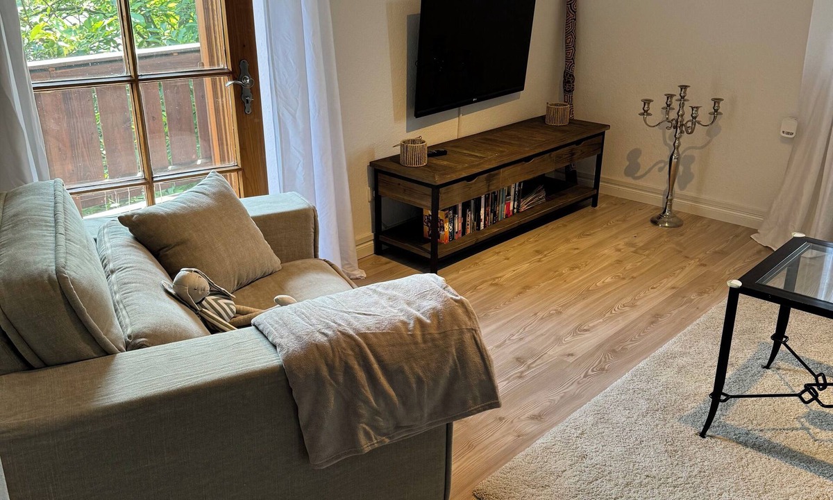 Bad Aibling Apartment | Geräumigen und Modernen 4. Zi Ferienwohnung, Erweiterbar auf 5 Zi
