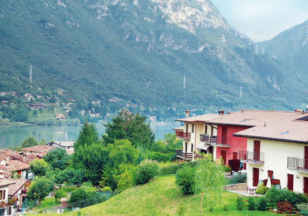 Crone House | Gorgeous Holiday Home near Idro with Private Terrace