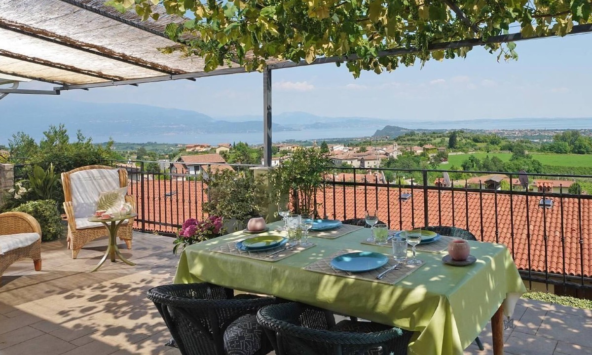 Holiday Puegnago Sul Garda Persons Bedrooms | Castello