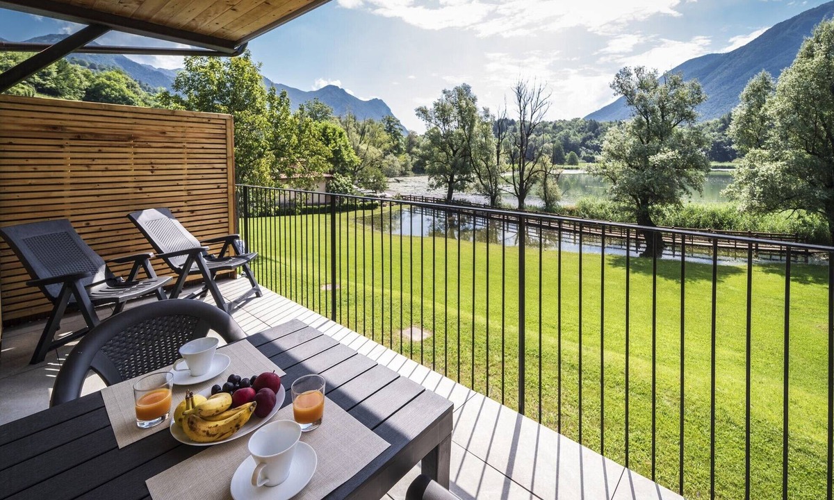 Carlazzo Apartment | Holiday Apartment "2" with Lake View, Shared Pool & Shared Garden