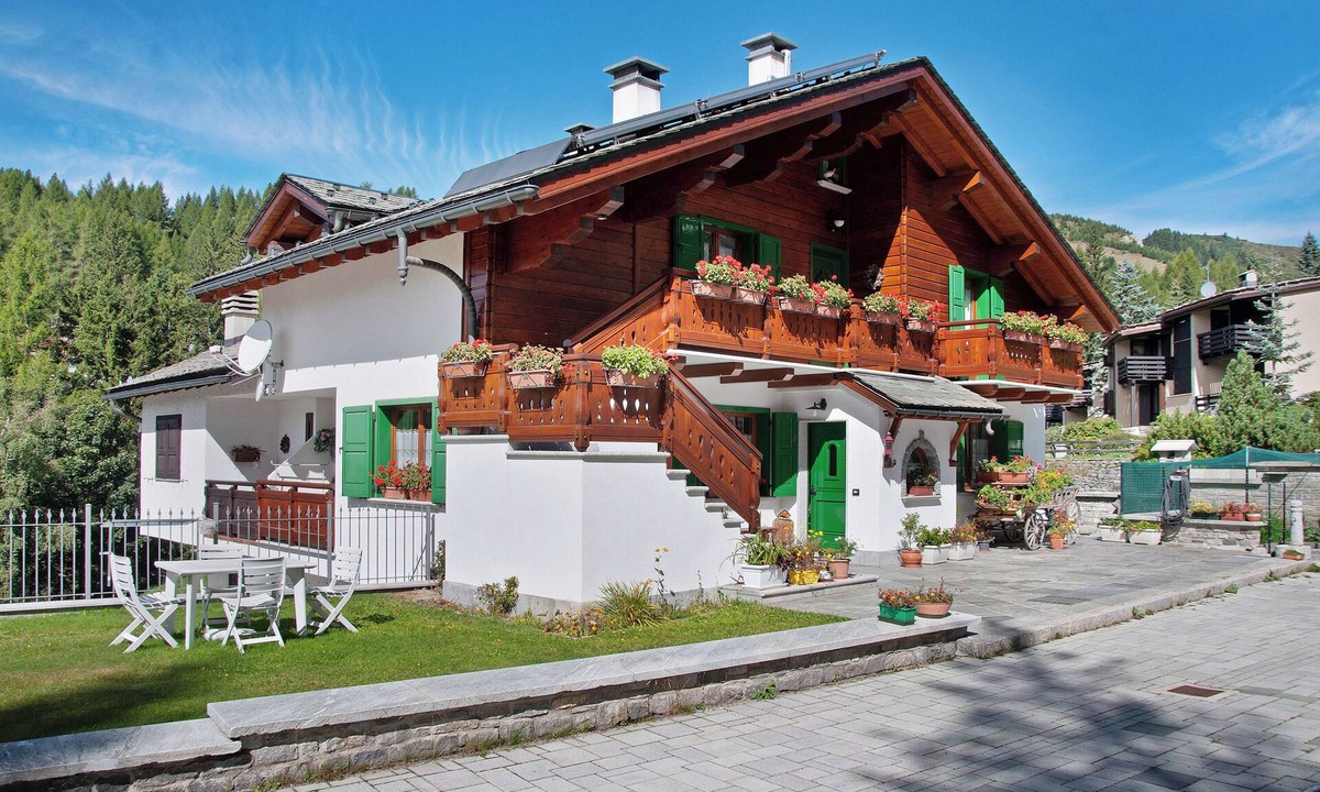 Madesimo Apartment | Holiday Apartment 'Ginepro Casa Vacanze' near Slopes with Garden, 2 Balconies & Wi-Fi