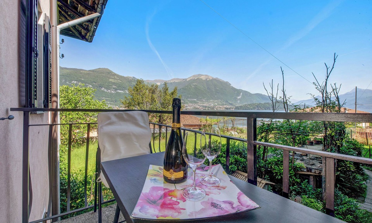 Lezzeno House | Holiday Home 'Casa Mocchetti' with Lake View, Garden & Wi-Fi