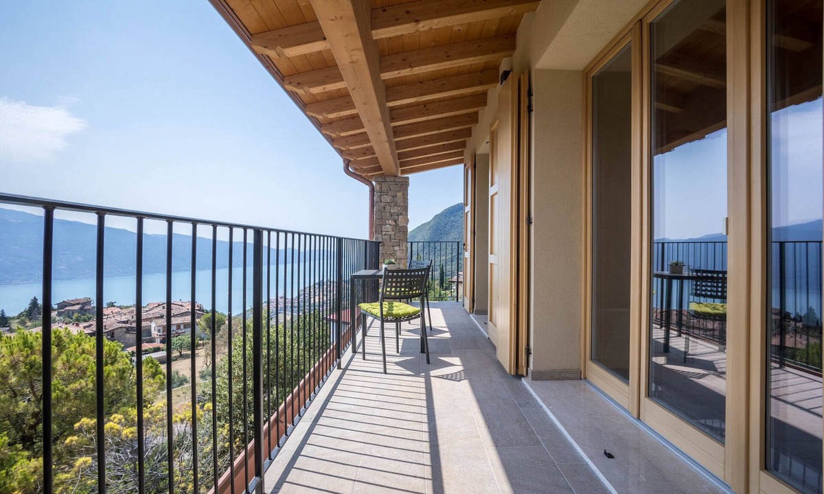 Aer House | Holiday Home Casa Panoramica with Lake View, Shared Pool & Wi-Fi