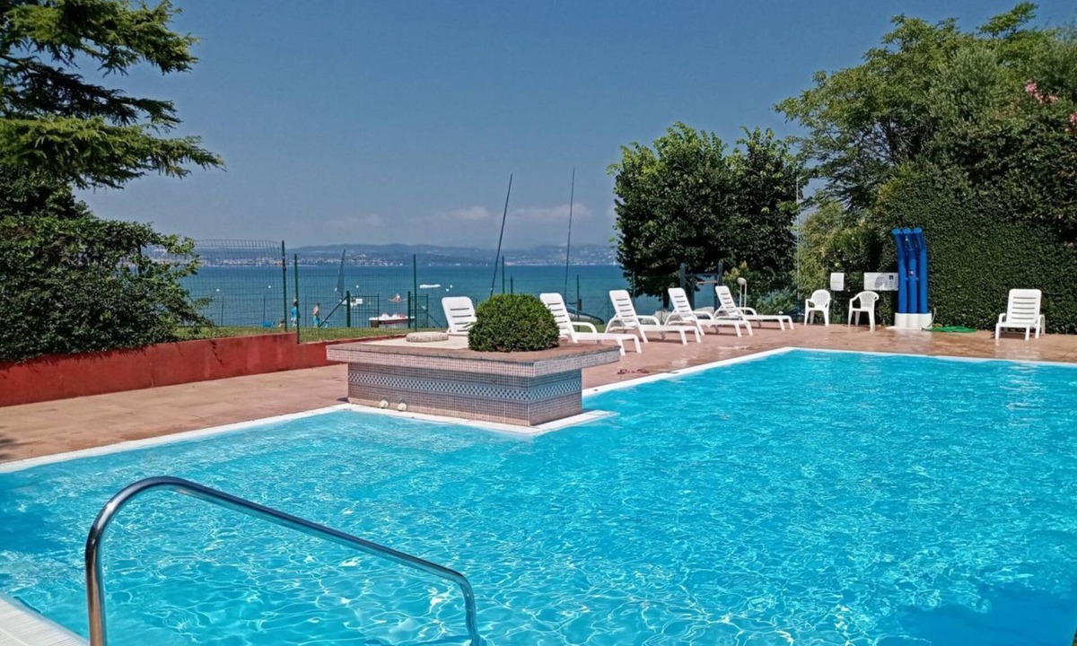 Colombare Apartment | HOLIDAY SIRMIONE B8 Apartment - con piscina fronte lago e parcheggio interno