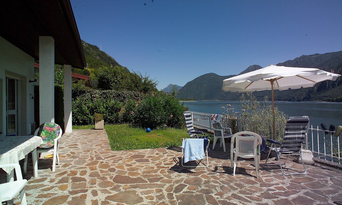 Idro House | House by the lake with garden