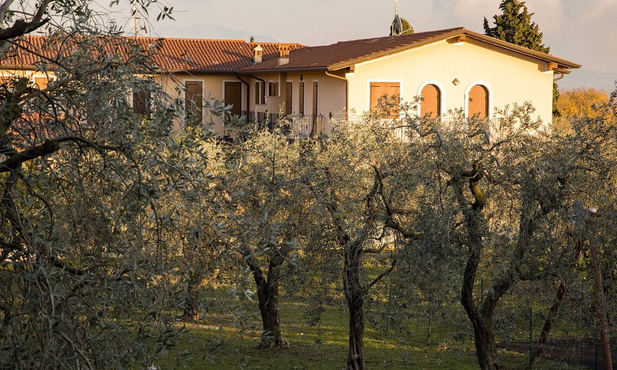 Portese Apartment | House in the Olive Trees-For a relaxing vacation at the lake.