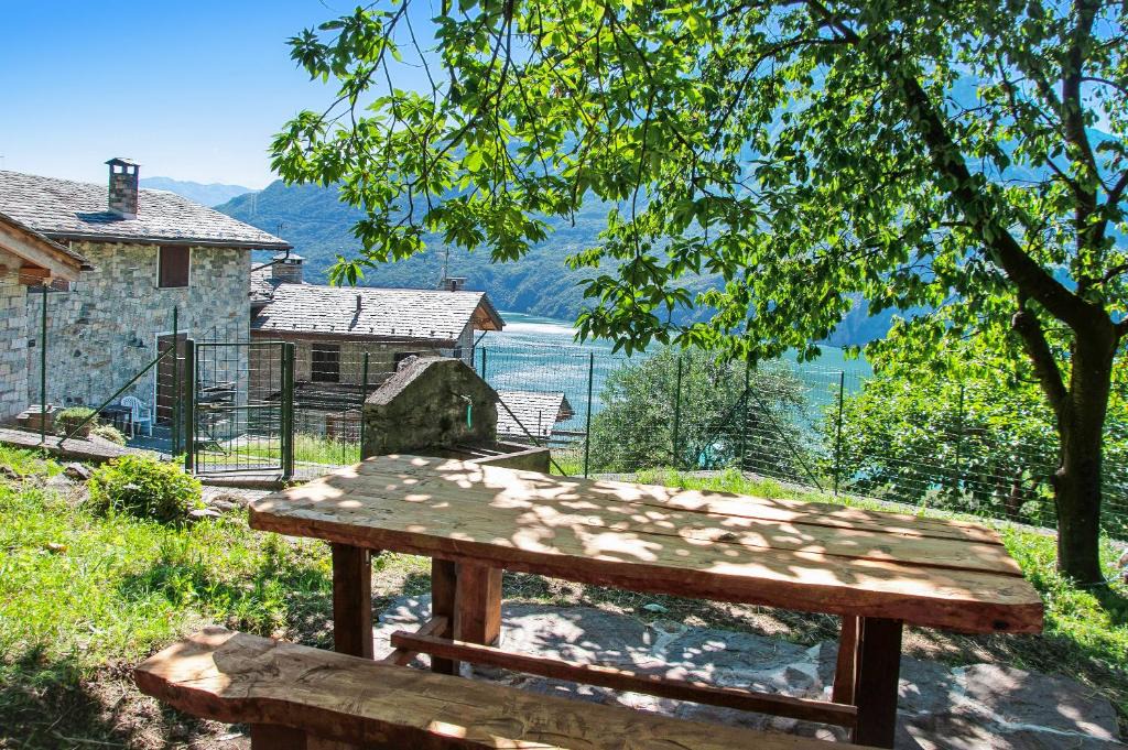 Verceia House | Il ciliegio sul lago